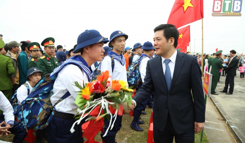 Đồng ch&iacute; Nguyễn Hồng Di&ecirc;n, Ủy vi&ecirc;n Trung ương Đảng, Ph&oacute; B&iacute; thư Tỉnh ủy, Chủ tịch UBND tỉnh động vi&ecirc;n t&acirc;n binh l&ecirc;n đường nhập ngũ. Ảnh: Th&agrave;nh T&acirc;m.