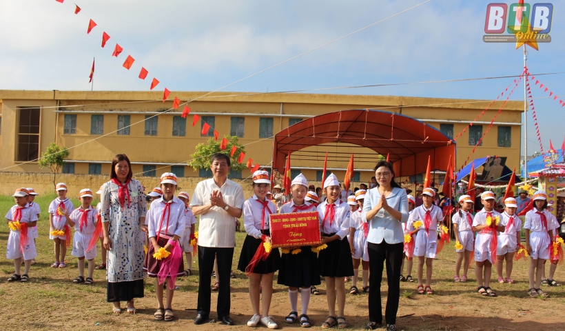 Đồng ch&iacute; H&agrave; C&ocirc;ng To&agrave;n, Ủy vi&ecirc;n Ban Thường vụ, Chủ nhiệm Ủy ban Kiểm tra Tỉnh ủy v&agrave; đồng ch&iacute; Nguyễn Thị Lĩnh, Tỉnh ủy vi&ecirc;n, Ph&oacute; Chủ tịch UBND tỉnh thăm hội trại của c&aacute;c ch&aacute;u thiếu ni&ecirc;n, nhi đồng x&atilde; B&igrave;nh Nguy&ecirc;n. Ảnh: Ho&agrave;ng Lanh