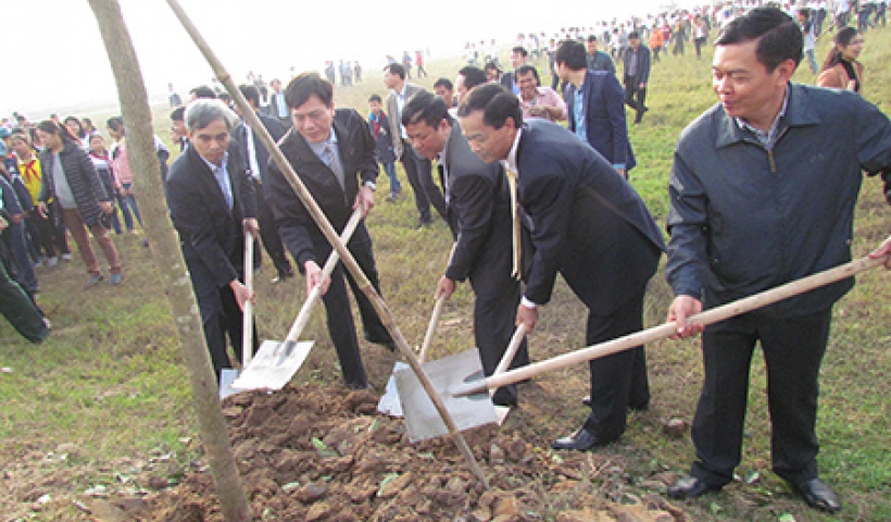 Đồng ch&iacute;  Đo&agrave;n Hồng Kỳ, Ủy vi&ecirc;n Ban Thường vụ Tỉnh ủy, Gi&aacute;m đốc Sở Kế hoạch v&agrave; Đầu tư c&ugrave;ng l&atilde;nh đạo huyện Hưng H&agrave; trồng c&acirc;y tại lễ ph&aacute;t động. Ảnh: Mai Thư.