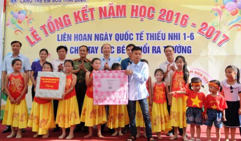 C&aacute;c đồng ch&iacute; l&atilde;nh đạo tỉnh tặng qu&agrave; c&aacute;c ch&aacute;u L&agrave;ng trẻ SOS. Ảnh Th&agrave;nh T&acirc;m