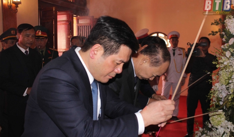 C&aacute;c đồng ch&iacute; l&atilde;nh đạo tỉnh d&acirc;ng hương tại nh&agrave; tưởng niệm đồng ch&iacute; Nguyễn Đức Cảnh.