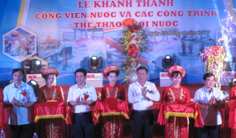 Đồng ch&iacute; Nguyễn Hồng Di&ecirc;n, Ủy vi&ecirc;n Trung ương Đảng, Ph&oacute; B&iacute; thư Tỉnh ủy, Chủ tịch UBND tỉnh v&agrave; c&aacute;c đồng ch&iacute; trong Ban Thường vụ Tỉnh ủy cắt băng kh&aacute;nh th&agrave;nh C&ocirc;ng vi&ecirc;n nước v&agrave; c&aacute;c c&ocirc;ng tr&igrave;nh thể thao dưới nước.