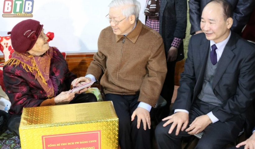 Đồng ch&iacute; Tổng B&iacute; thư Nguyễn Ph&uacute; Trọng &acirc;n cần thăm hỏi, tặng qu&agrave; Mẹ Việt Nam anh h&ugrave;ng Nguyễn Thị Tuất, th&ocirc;n Hồng Phong, x&atilde; T&acirc;y An, huyện Tiền Hải.