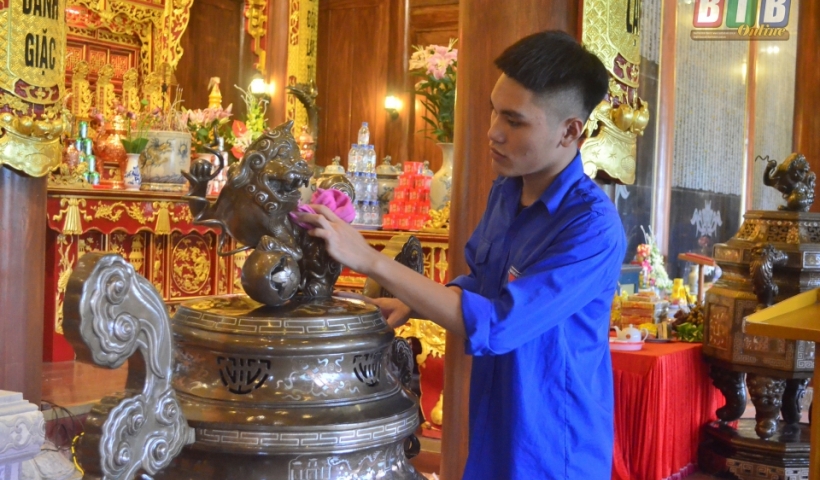 Đo&agrave;n vi&ecirc;n thanh ni&ecirc;n lau dọn trong khu&ocirc;n vi&ecirc;n Đền thờ Liệt sĩ tỉnh.