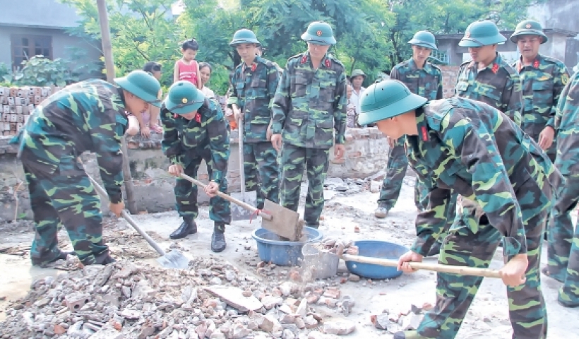 Lực lượng vũ trang tỉnh tham gia x&acirc;y dựng nh&agrave; ở cho người c&oacute; c&ocirc;ng.