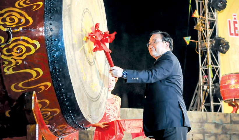 Đồng ch&iacute; Ho&agrave;ng Trung Hải, Ủy vi&ecirc;n Bộ Ch&iacute;nh trị, B&iacute; thư Th&agrave;nh ủy H&agrave; Nội đ&aacute;nh trống khai hội.  Ảnh: Th&agrave;nh T&acirc;m 