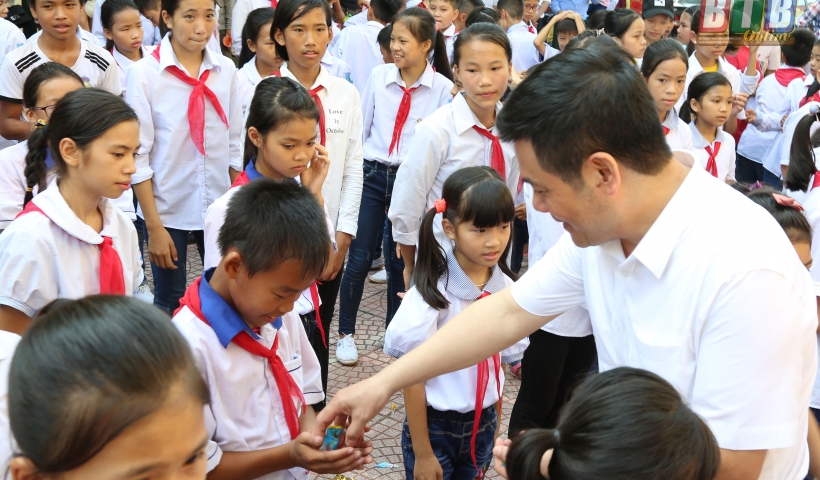 Đồng ch&iacute; Nguyễn Hồng Di&ecirc;n, Ủy vi&ecirc;n Trung ương Đảng, B&iacute; thư Tỉnh ủy, Chủ tịch HĐND tỉnh tặng qu&agrave; c&aacute;c ch&aacute;u thiếu nhi x&atilde; Hồng Minh, huyện Hưng H&agrave;. Ảnh: Th&agrave;nh T&acirc;m

