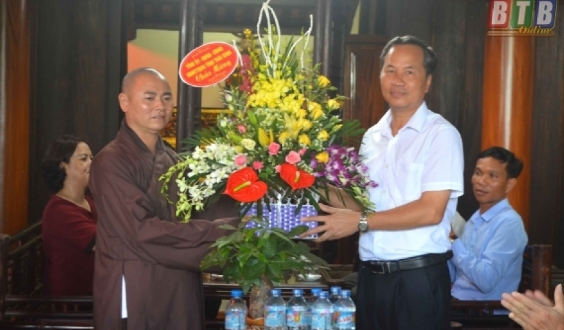 Đồng ch&iacute; Đ&agrave;m Văn Vượng, Ủy vi&ecirc;n Ban Thường vụ Tỉnh ủy, Ph&oacute; Chủ tịch thường trực HĐND tỉnh tặng hoa ch&uacute;c mừng Đại đức Th&iacute;ch Thanh Mẫn, Ủy vi&ecirc;n thường trực Ban Trị sự Gi&aacute;o hội Phật gi&aacute;o Việt Nam tỉnh, Trưởng ban Trị sự Gi&aacute;o hội Phật gi&aacute;o Việt Nam huyện