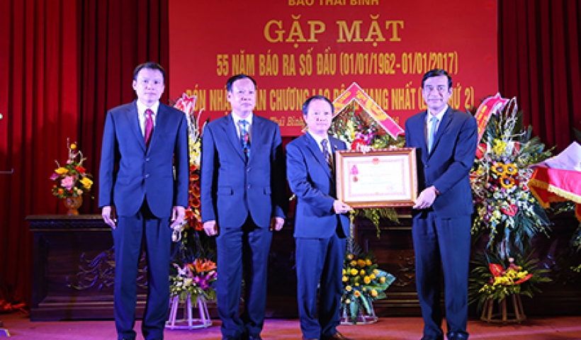 Thừa ủy quyền của Chủ tịch nước, đồng ch&iacute; Đặng Trọng Thăng, Ph&oacute; B&iacute; thư thường trực Tỉnh ủy, Chủ tịch HĐND tỉnh trao Hu&acirc;n chương Lao động Hạng Nhất (lần thứ 2) cho B&aacute;o Th&aacute;i B&igrave;nh.