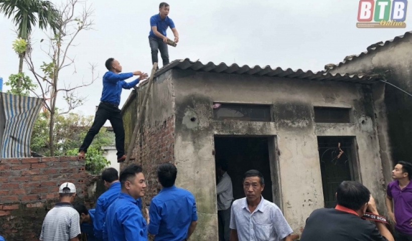 Chiều ng&agrave;y 27/10, Th&agrave;nh đo&agrave;n phối hợp với Ng&acirc;n h&agrave;ng Ti&ecirc;n phong v&agrave; C&ocirc;ng ty TNHH Sun Việt tổ chức khởi c&ocirc;ng x&acirc;y dựng nh&agrave; nh&acirc;n &aacute;i cho gia đ&igrave;nh em Nguyễn Thị Ng&aacute;t, học sinh lớp 9, Trường THCS Vũ Ph&uacute;c (th&agrave;nh phố Th&aacute;i B&igrave;nh).