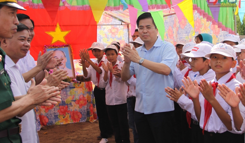Đồng ch&iacute; Nguyễn Ho&agrave;ng Giang, Tỉnh ủy vi&ecirc;n, Ph&oacute; Chủ tịch UBND tỉnh thăm hội trại tại x&atilde; Thụy Sơn (Th&aacute;i Thụy). Ảnh: Phạm Hưng