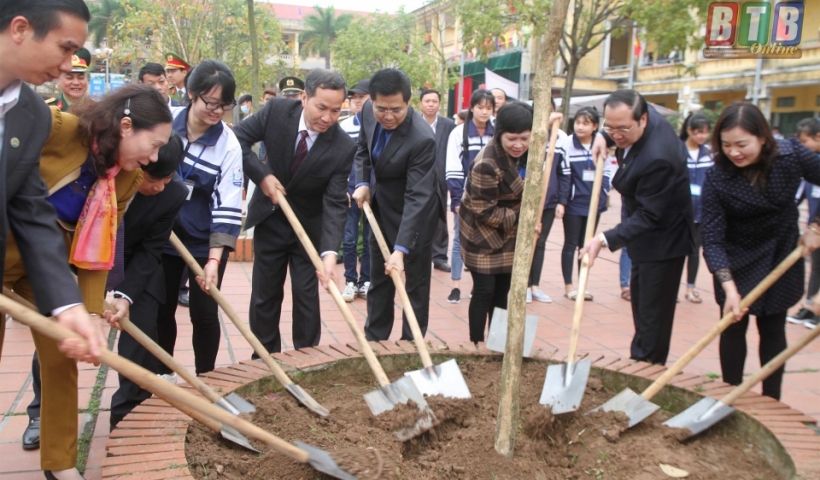 C&aacute;c đồng ch&iacute;: Đ&agrave;m Văn Vượng, Ủy vi&ecirc;n Ban Thường vụ Tỉnh ủy, Ph&oacute; Chủ tịch Thường trực HĐND tỉnh; Nguyễn Ho&agrave;ng Giang, Tỉnh ủy vi&ecirc;n, Ph&oacute; Chủ tịch UBND tỉnh tham dự Tết trồng c&acirc;y tại huyện Quỳnh Phụ.