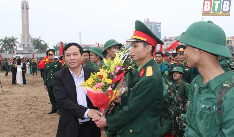Đồng ch&iacute; Đo&agrave;n Hồng Kỳ, Ủy vi&ecirc;n Ban Thường vụ Tỉnh ủy, Gi&aacute;m đốc Sở Kế hoạch v&agrave; Đầu tư tặng hoa ch&uacute;c mừng đơn vị nhận qu&acirc;n v&agrave; c&aacute;c t&acirc;n binh l&ecirc;n đường nhập ngũ. Ảnh: Trần Tuấn