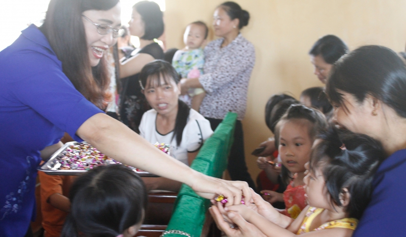 Đồng ch&iacute; Nguyễn Thị Lĩnh, Tỉnh ủy vi&ecirc;n, Ph&oacute; Chủ tịch UBND tỉnh ph&aacute;t qu&agrave; cho trẻ em x&atilde; Ph&uacute;c Th&agrave;nh (Vũ Thư). Ảnh: Quỳnh Lưu 