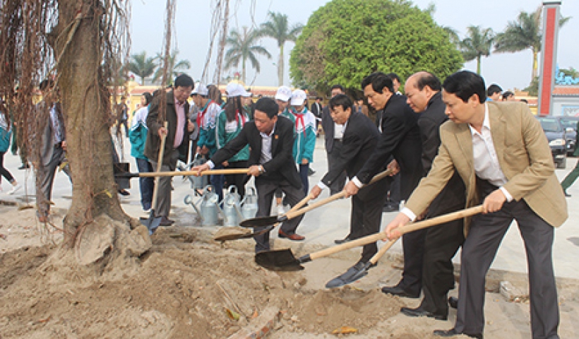 C&aacute;c đồng ch&iacute; l&atilde;nh đạo tỉnh, l&atilde;nh đạo huyện Đ&ocirc;ng Hưng trồng c&acirc;y trong khu&ocirc;n vi&ecirc;n Nghĩa trang liệt sĩ huyện. Ảnh: Đỗ Hiền.