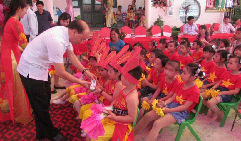 Đồng ch&iacute; Đặng Thanh Giang, Ủy vi&ecirc;n Ban Thường vụ Tỉnh  ủy, Chủ tịch Ủy ban MTTQ tỉnh tặng qu&agrave; học sinh Trường Mầm non Nguyễn T&ocirc;ng Quai