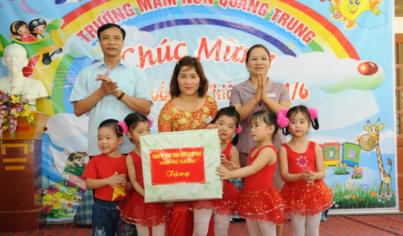 Đồng ch&iacute; &ETH;ỗ &ETH;&igrave;nh An, Ủy vi&ecirc;n Ban Thường vụ Tỉnh ủy, B&iacute; thư Th&agrave;nh ủy, Chủ tịch H&ETH;ND th&agrave;nh phố Th&aacute;i B&igrave;nh tặng qu&agrave; c&aacute;c ch&aacute;u Trường Mầm non Quang Trung. Ảnh Th&agrave;nh T&acirc;m