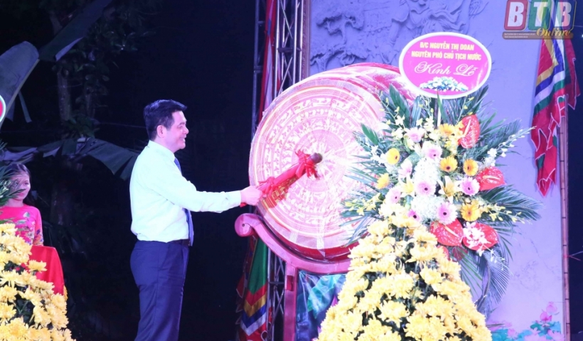 Đồng ch&iacute; Nguyễn Hồng Di&ecirc;n, Ủy vi&ecirc;n Trung ương Đảng, Ph&oacute; B&iacute; thư Tỉnh ủy, Chủ tịch UBND tỉnh đ&aacute;nh hồi trống khai hội.