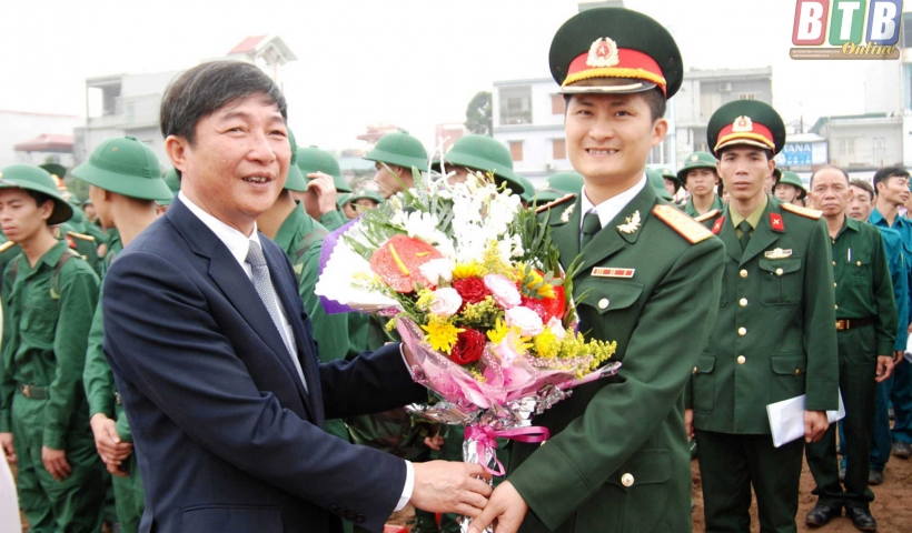 Đồng ch&iacute; H&agrave; C&ocirc;ng To&agrave;n, Ủy vi&ecirc;n Ban Thường vụ, Chủ nhiệm Ủy ban Kiểm tra Tỉnh ủy ch&uacute;c mừng đơn vị nhận qu&acirc;n. Ảnh: Khắc Duẩn