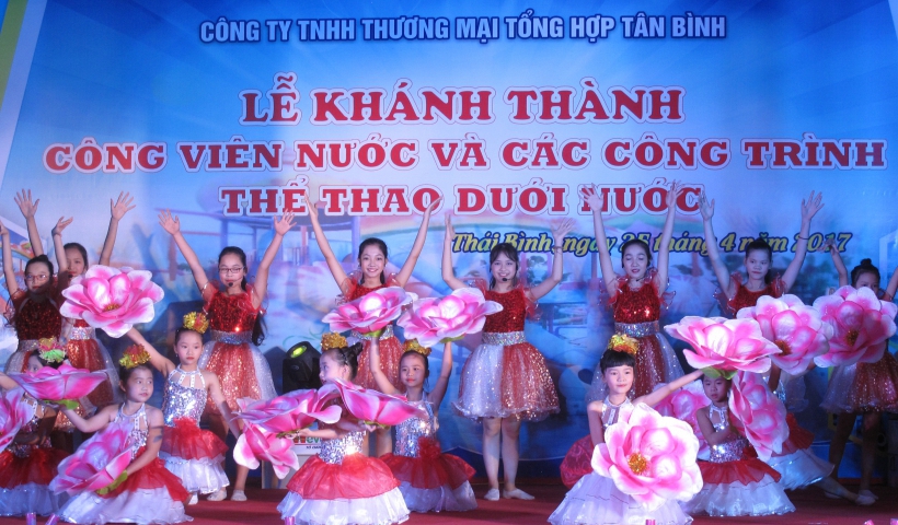 Tiết mục văn nghệ ch&agrave;o mừng lễ kh&aacute;nh th&agrave;nh C&ocirc;ng vi&ecirc;n nước v&agrave; c&aacute;c c&ocirc;ng tr&igrave;nh thể thao dưới nước.