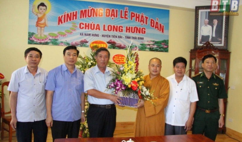 Đồng ch&iacute; Phạm Văn Ca, Ủy vi&ecirc;n Ban Thường vụ Tỉnh ủy, Ph&oacute; Chủ tịch thường trực UBND tỉnh v&agrave; đại diện UBND, Ủy ban MTTQ huyện Tiền Hải tặng hoa ch&uacute;c mừng Đại đức Th&iacute;ch Minh Th&aacute;i, trụ tr&igrave; ch&ugrave;a Long Hưng. Ảnh: Tiến Đạt