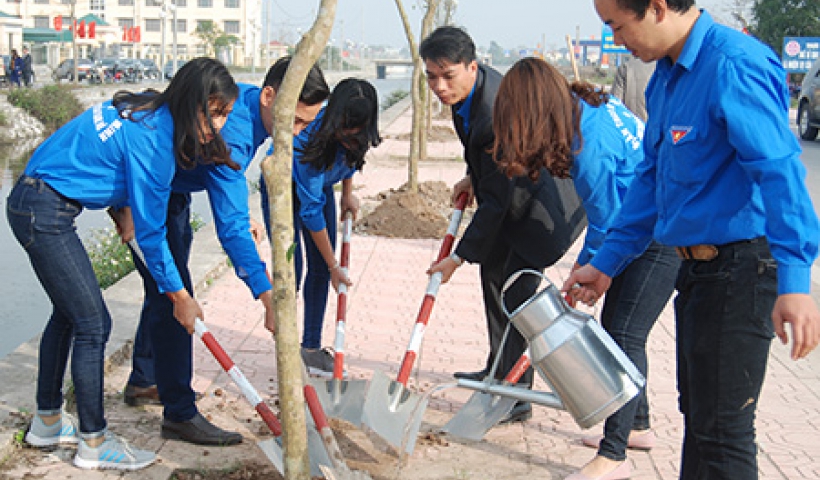 Lực lượng đo&agrave;n vi&ecirc;n, thanh ni&ecirc;n hưởng ứng tết trồng c&acirc;y v&agrave; đảm nhận bảo vệ, chăm s&oacute;c c&acirc;y xanh. Ảnh: Khắc Duẩn.