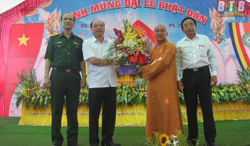 Đồng ch&iacute; Đặng Thanh Giang, Ủy vi&ecirc;n Ban Thường vụ Tỉnh ủy, Chủ tịch Ủy ban MTTQ tỉnh v&agrave; l&atilde;nh đạo Bộ CHQS tỉnh, huyện Th&aacute;i Thụy tặng hoa ch&uacute;c mừng Đại đức Th&iacute;ch Thanh Lợi, Trụ tr&igrave; ch&ugrave;a Ph&uacute; Xu&acirc;n. Ảnh: Tất Đạt