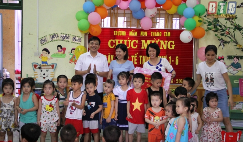 L&atilde;nh đạo Sở Th&ocirc;ng tin v&agrave; Truyền th&ocirc;ng tặng qu&agrave; c&aacute;c ch&aacute;u thiếu nhi Trường Mầm non Th&aacute;ng T&aacute;m.