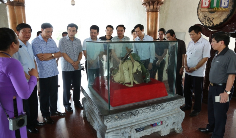 C&aacute;c đồng ch&iacute; l&atilde;nh đạo tỉnh tham quan kỷ vật trưng b&agrave;y  tại di t&iacute;ch quốc gia đặc biệt Th&agrave;nh cổ Quảng Trị. 