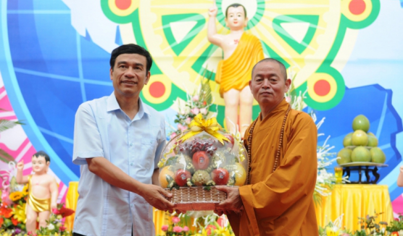 Đồng ch&iacute; Đặng Trọng Thăng, Ph&oacute; B&iacute; thư thường trực Tỉnh ủy, Chủ tịch HĐND tỉnh tặng qu&agrave; mừng đại lễ Phật đản Phật lịch 2561- dương lịch 2017 do Ban Trị sự Gi&aacute;o hội Phật gi&aacute;o Việt Nam tỉnh tổ chức tại ch&ugrave;a Th&aacute;nh Long, phường Kỳ B&aacute;, th&agrave;nh phố Th&aacute;i B&igrave;nh 