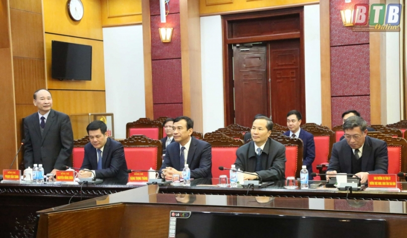 Thay mặt Tỉnh ủy, HĐND, UBND tỉnh, đồng ch&iacute; Phạm Văn Sinh, B&iacute; thư Tỉnh ủy b&aacute;o c&aacute;o với Tổng B&iacute; thư Nguyễn Ph&uacute; Trọng v&agrave; Đo&agrave;n c&ocirc;ng t&aacute;c của Trung ương về kết quả ph&aacute;t triển kinh tế - x&atilde; hội, x&acirc;y dựng Đảng v&agrave; hệ thống ch&iacute;nh trị năm 2017; phương hướng, nhi