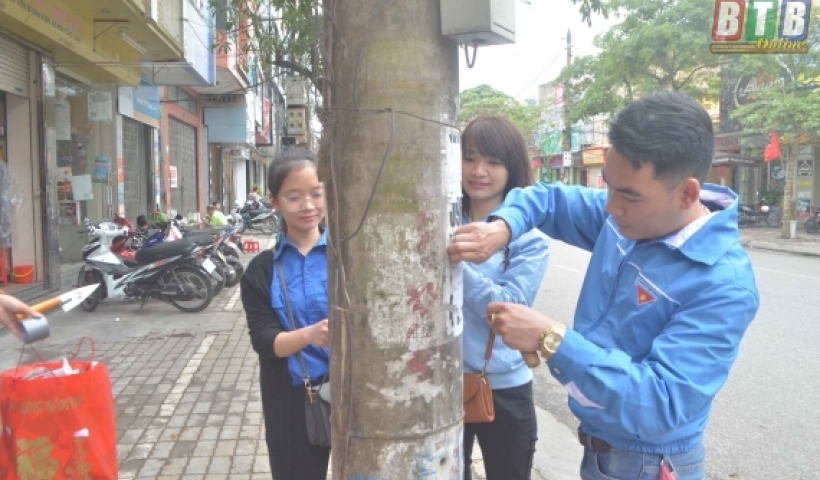 Đo&agrave;n vi&ecirc;n thanh ni&ecirc;n phường L&ecirc; Hồng Phong (Th&agrave;nh phố) b&oacute;c, gỡ quảng c&aacute;o, rao vặt tr&aacute;i ph&eacute;p tr&ecirc;n một số tuyến phố.