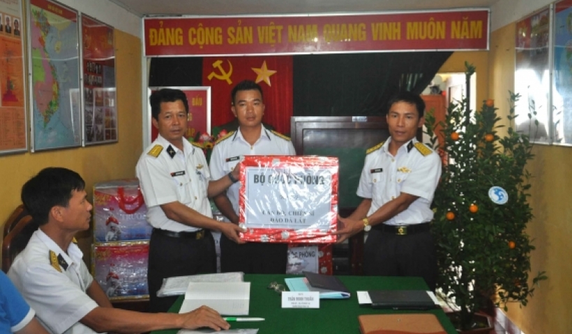Đại diện đo&agrave;n c&ocirc;ng t&aacute;c tặng qu&agrave; ch&uacute;c tết c&aacute;n bộ, chiến sĩ đảo Đ&aacute; L&aacute;t.