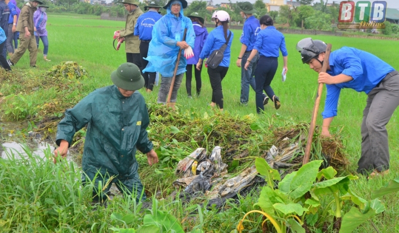Khơi th&ocirc;ng d&ograve;ng chảy tr&ecirc;n địa b&agrave;n x&atilde; Trung an, huyện Vũ thư.