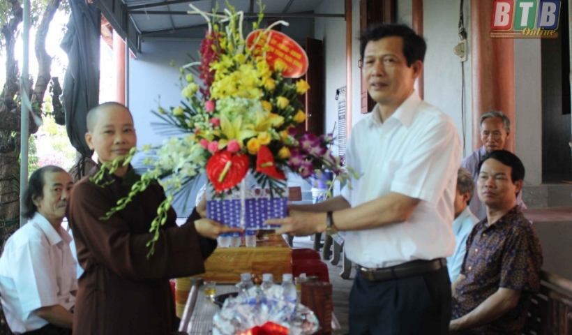Đồng ch&iacute; Nguyễn Hồng Chuy&ecirc;n, Ủy vi&ecirc;n Ban Thường vụ, Trưởng ban Tuy&ecirc;n gi&aacute;o Tỉnh ủy tặng hoa, qu&agrave; ch&uacute;c mừng sư c&ocirc; Th&iacute;ch Đ&agrave;m Gấm, trụ tr&igrave; ch&ugrave;a Ph&uacute;c L&acirc;m. Ảnh: Thu Hiền