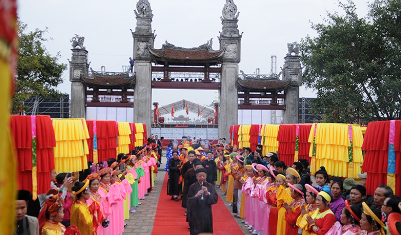 Lễ rước nước v&agrave;o đền. Ảnh: Th&agrave;nh T&acirc;m 