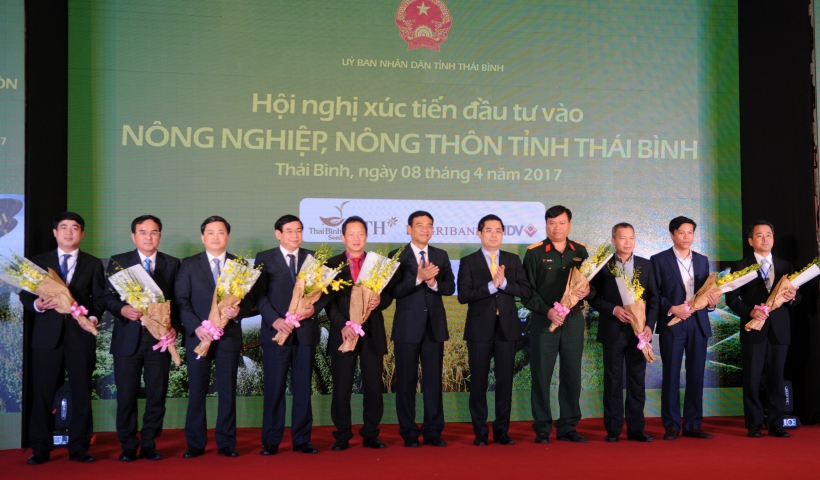 Đồng ch&iacute; Đặng Trọng Thăng, Ph&oacute; B&iacute; thư thường trực Tỉnh ủy, Chủ tịch HĐND tỉnh v&agrave; đồng ch&iacute; Nguyễn Ho&agrave;ng Giang, Tỉnh ủy vi&ecirc;n, Ph&oacute; Chủ tịch UBND tỉnh tặng hoa ch&uacute;c mừng.