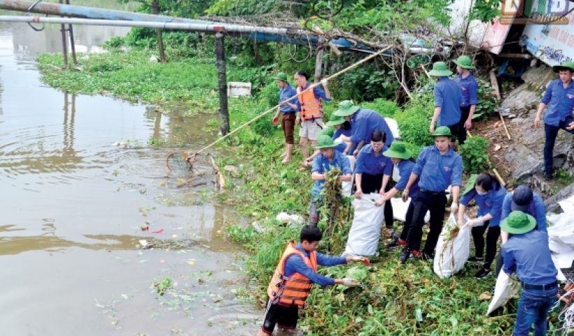 Hoạt động bảo vệ d&ograve;ng s&ocirc;ng qu&ecirc; hương được c&aacute;c cấp bộ đo&agrave;n tổ chức thường xuy&ecirc;n.