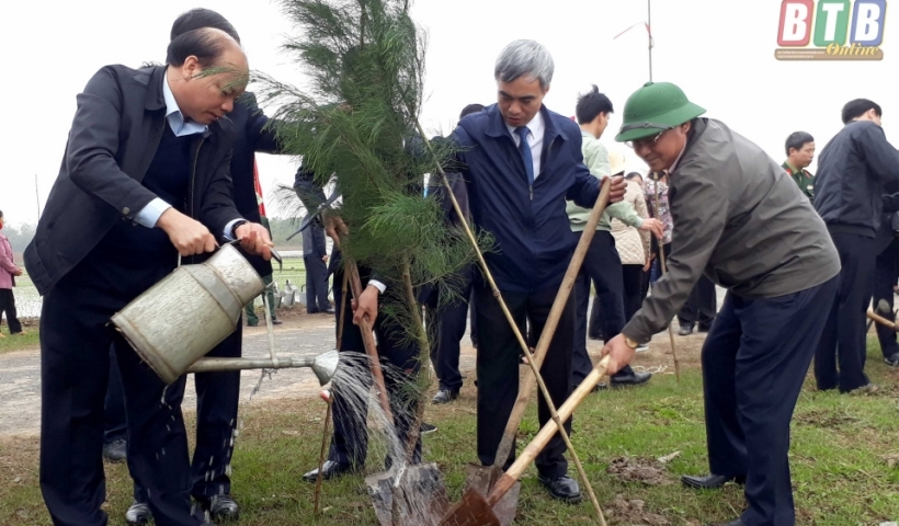 C&aacute;c đồng ch&iacute;: Đặng Thanh Giang, Ủy vi&ecirc;n Ban Thường vụ Tỉnh ủy, Chủ tịch Ủy ban MTTQ tỉnh; Phạm Văn Xuy&ecirc;n, Tỉnh ủy vi&ecirc;n, Ph&oacute; Chủ tịch UBND tỉnh tham gia trồng c&acirc;y tại huyện Hưng H&agrave;.