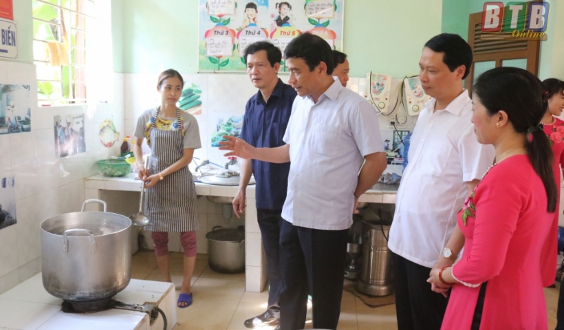 Đồng ch&iacute; Đặng Trọng Thăng, Ph&oacute; B&iacute; thư thường trực Tỉnh ủy, Chủ tịch HĐND tỉnh c&ugrave;ng c&aacute;c đồng ch&iacute; l&atilde;nh đạo tỉnh thăm khu chế biến thức ăn cho trẻ Trường Mầm non x&atilde; Đ&ocirc;ng La