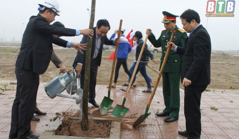Đồng ch&iacute; Vũ Đức Hằng, Ủy vi&ecirc;n Ban Thường vụ, Trưởng ban Nội ch&iacute;nh Tỉnh ủy; Đại t&aacute; Nguyễn Đức Dũng, Ủy vi&ecirc;n Ban Thường vụ Tỉnh ủy, Chỉ huy trưởng Bộ Chỉ huy Qu&acirc;n sự tỉnh tham gia trồng c&acirc;y tại khu quy hoạch d&acirc;n cư đường 220B, x&atilde; Minh Quang.