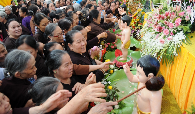 Nghi thức tắm Phật tại đại lễ Phật đản.