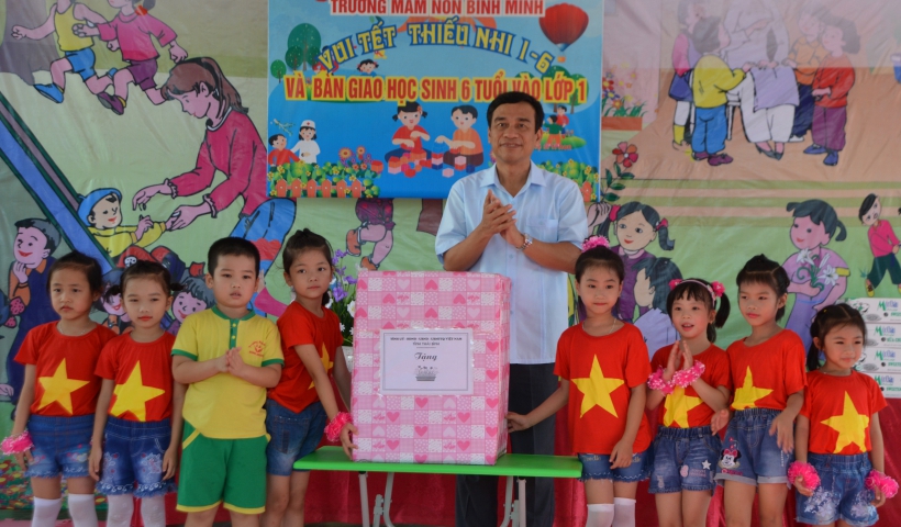 &ETH;ồng ch&iacute; &ETH;ặng Trọng Thăng, Ph&oacute; B&iacute; thư thường trực Tỉnh ủy, Chủ tịch HĐND tỉnh tặng qu&agrave; c&aacute;c ch&aacute;u thiếu nhi Trường Mầm non B&igrave;nh Minh (Kiến Xương). Ảnh: Nguyễn Cường 