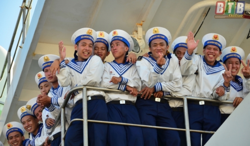 C&aacute;c chiến sỹ hải qu&acirc;n l&ecirc;n t&agrave;u ra Trường Sa nhận nhiệm vụ.