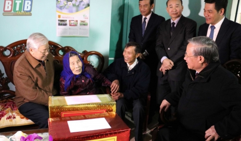 Đồng ch&iacute; Tổng B&iacute; thư Nguyễn Ph&uacute; Trọng &acirc;n cần thăm hỏi, tặng qu&agrave; l&atilde;o th&agrave;nh c&aacute;ch mạng Trần Thị Miến, th&ocirc;n Tr&igrave;nh Trung Đ&ocirc;ng, x&atilde; An Ninh, huyện Tiền Hải. 