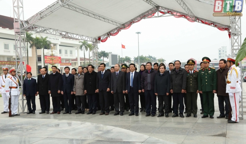 C&aacute;c đồng ch&iacute; l&atilde;nh đạo tỉnh v&agrave; c&aacute;c đại biểu d&acirc;ng hương, tưởng niệm đồng ch&iacute; Nguyễn Đức Cảnh tại Tượng đ&agrave;i đồng ch&iacute; Nguyễn Đức Cảnh (Quảng trường 14/10, th&agrave;nh phố Th&aacute;i B&igrave;nh). 