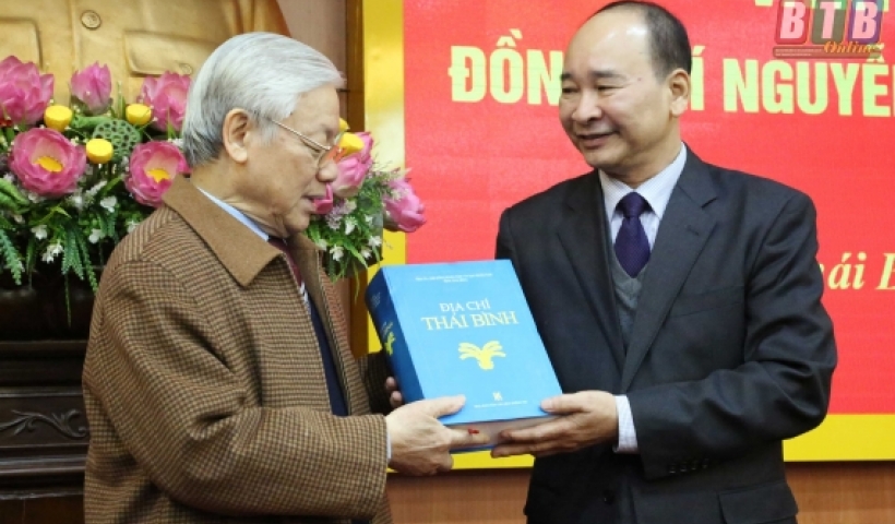 Thay mặt Tỉnh ủy, HĐND, UBND tỉnh, đồng ch&iacute; Phạm Văn Sinh, B&iacute; thư Tỉnh ủy k&iacute;nh tặng Tổng B&iacute; thư Nguyễn Ph&uacute; Trọng cuốn s&aacute;ch &ldquo;Địa ch&iacute; Th&aacute;i B&igrave;nh&rdquo;.