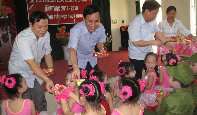 Đồng ch&iacute; Đo&agrave;n Hồng Kỳ, Ủy vi&ecirc;n Ban Thường vụ Tỉnh ủy, Gi&aacute;m đốc Sở Kế hoạch v&agrave; Đầu tư tặng qu&agrave; cho c&aacute;c ch&aacute;u thiếu nhi Trường tiểu học x&atilde; Thụy Ninh. Ảnh: Trần Tuấn