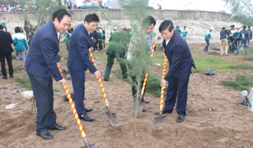 Đồng ch&iacute; Vũ Đức Hằng, Ủy vi&ecirc;n Ban Thường vụ, Trưởng ban Nội ch&iacute;nh Tỉnh ủy tham gia lễ ph&aacute;t động trồng c&acirc;y tại x&atilde; Nam Thịnh (Tiền Hải). Ảnh: Mạnh Thắng.