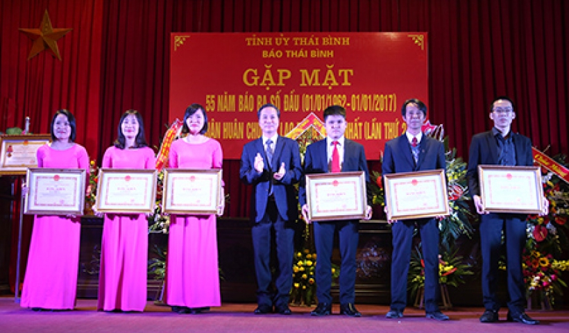 Đồng ch&iacute; Đ&agrave;m Văn Vượng, Ủy vi&ecirc;n Ban Thường vụ Tỉnh ủy, Ph&oacute; Chủ tịch thường trực HĐND tỉnh trao Bằng khen của Chủ tịch UBND tỉnh cho c&aacute;c ph&oacute;ng vi&ecirc;n B&aacute;o Th&aacute;i B&igrave;nh 